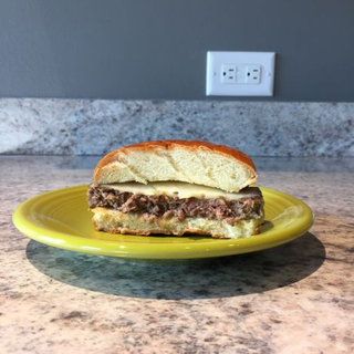 Illustration for article titled Impossible Burger vs Beyond Burger: las hamburguesas veganas de moda, analizadas por un entusiasta de la carne